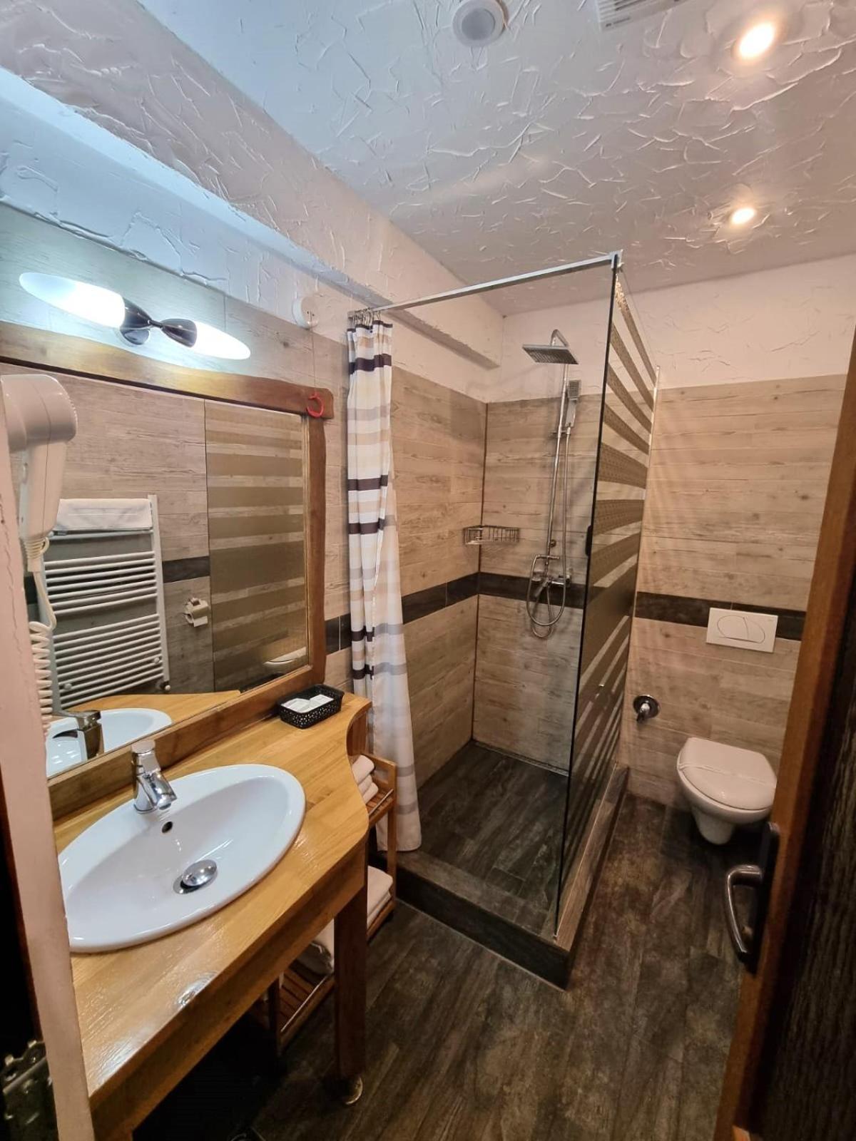 潘西奈亚迈莱克森酒店 Cîmpia Turzii 外观 照片